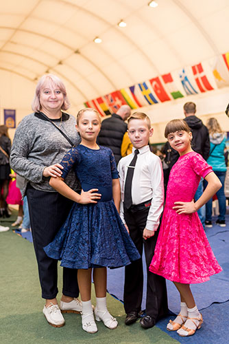 Il sogno di quattro bambini di partecipare a una gara di ballo reso realtà